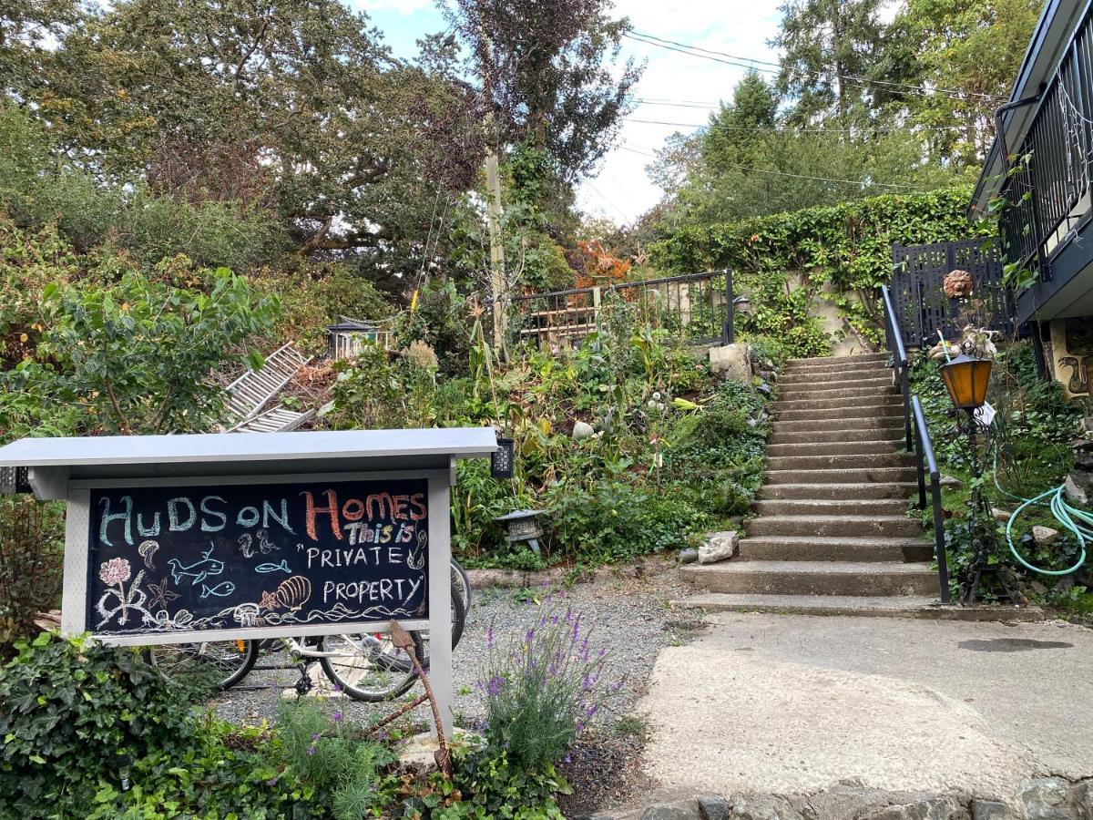 Hudson Homes Bnb Saanich ภายนอก รูปภาพ