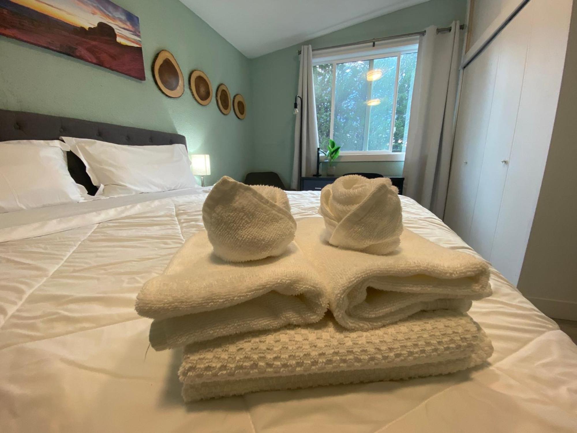 Hudson Homes Bnb Saanich ภายนอก รูปภาพ